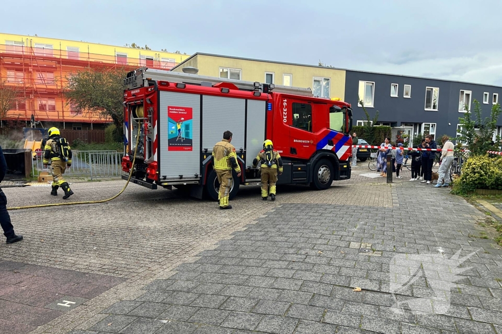 Brandweer blust brandende bank