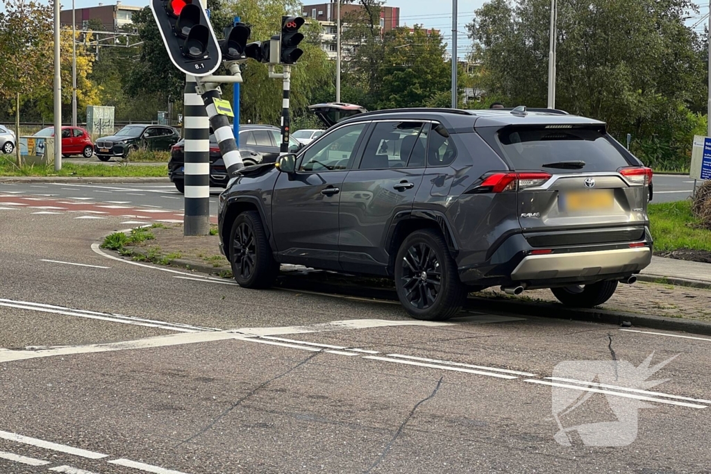 Man zonder rijbewijs rijdt lantaarnpaal krom