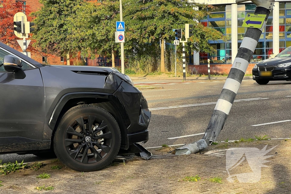 Man zonder rijbewijs rijdt lantaarnpaal krom