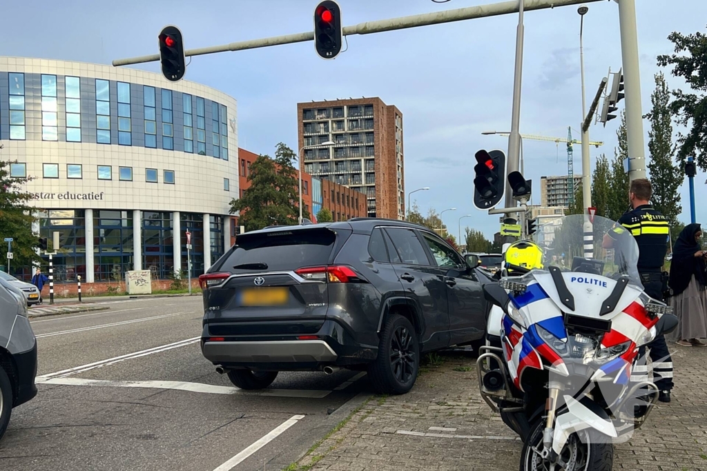 Man zonder rijbewijs rijdt lantaarnpaal krom