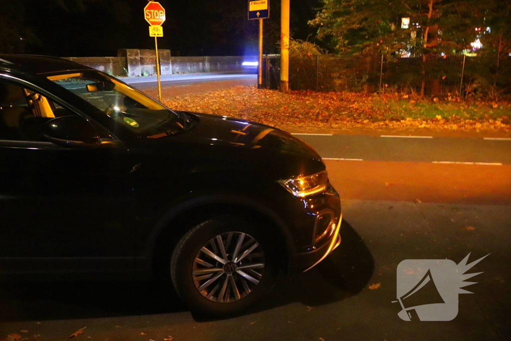 Wielrenner en auto komen met elkaar in botsing