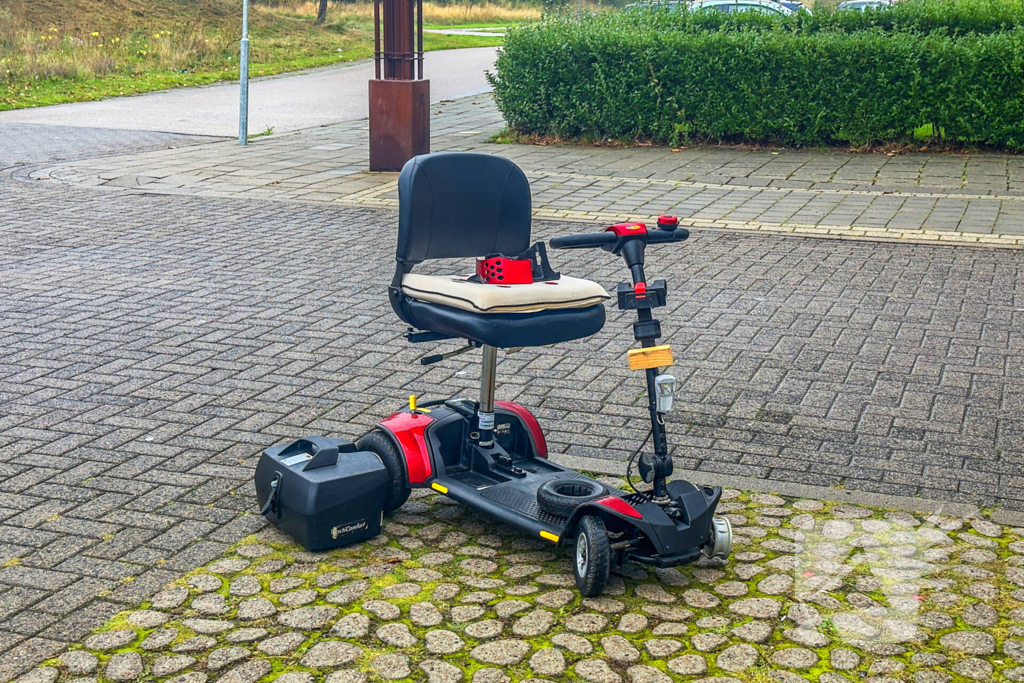 Scootmobiel beschadigd na botsing met auto