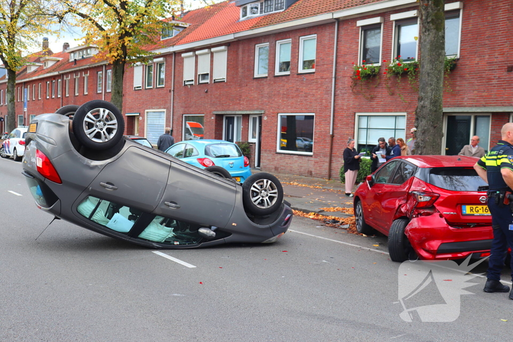 Automobilist klapt op geparkeerde auto en komt op de kop terecht