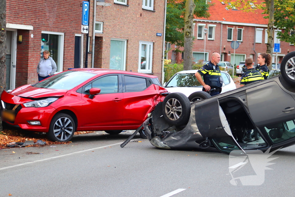 Automobilist klapt op geparkeerde auto en komt op de kop terecht