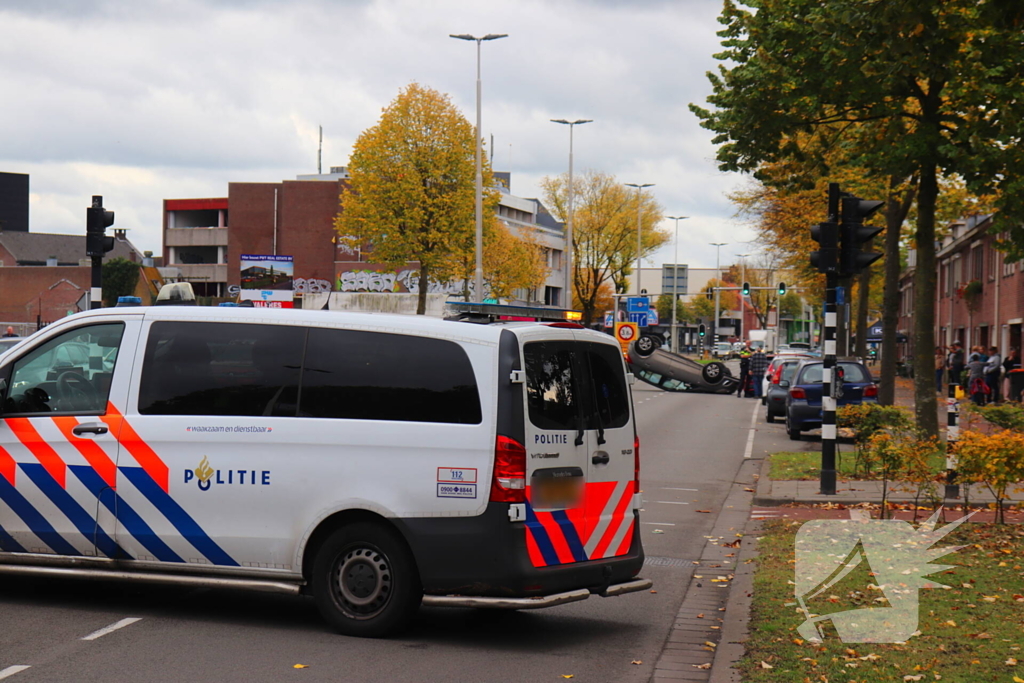 Automobilist klapt op geparkeerde auto en komt op de kop terecht