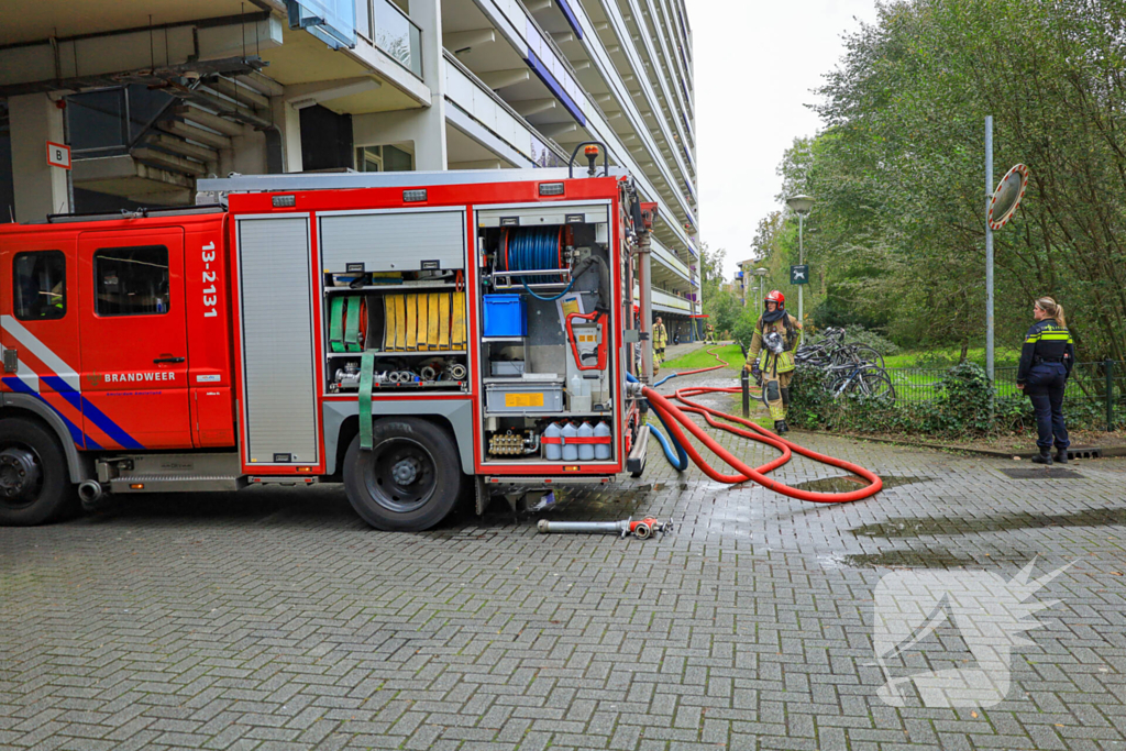 Brand in flatwoning snel onder controle