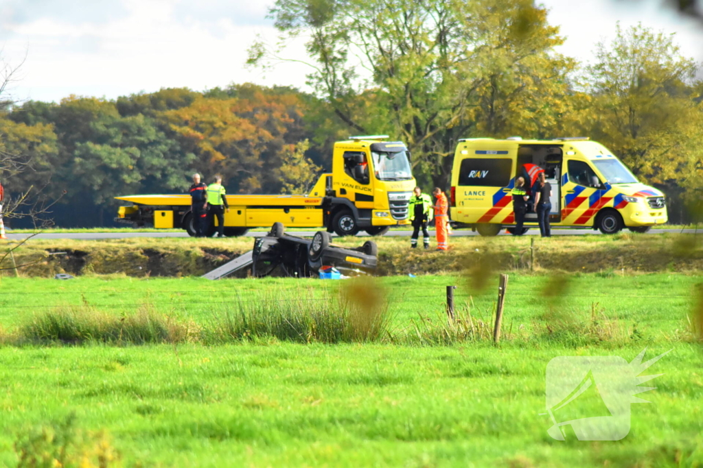 Auto belandt ondersteboven in droge sloot