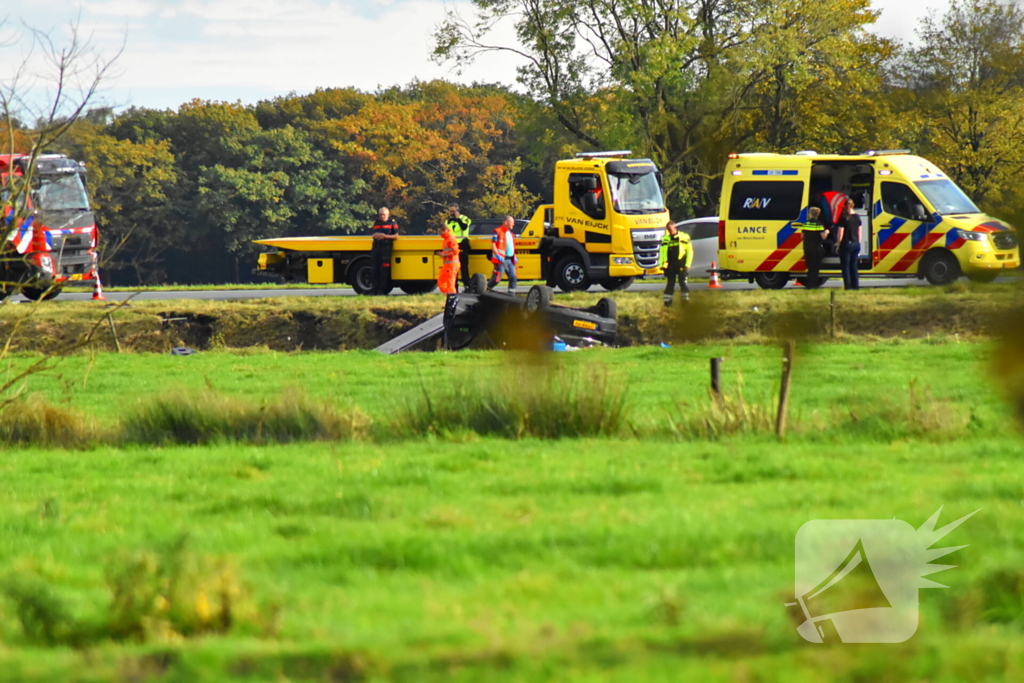 Auto belandt ondersteboven in droge sloot