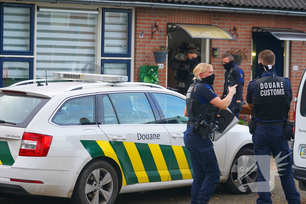 Douane vindt tijdens inval grote hoeveelheden tabak en sigaretten