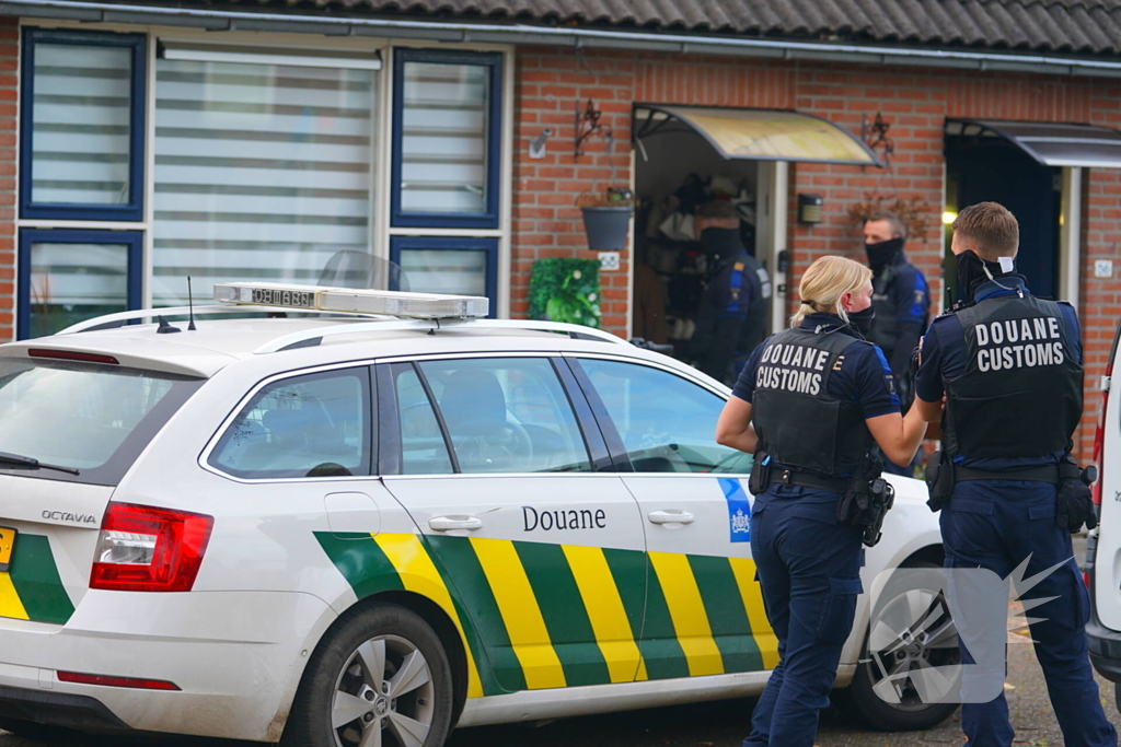 Douane vindt tijdens inval grote hoeveelheden tabak en sigaretten