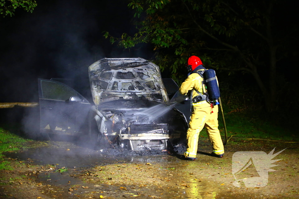 Personenauto zwaar beschadigd door brand