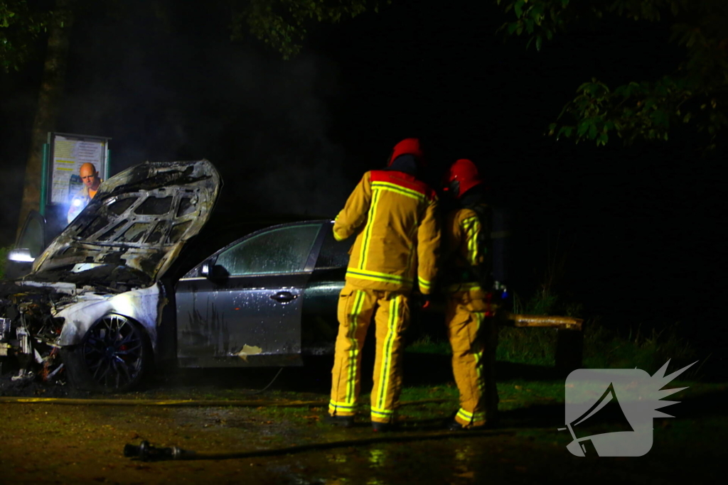 Personenauto zwaar beschadigd door brand