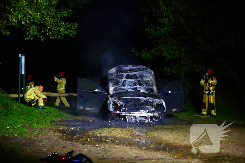 Personenauto zwaar beschadigd door brand