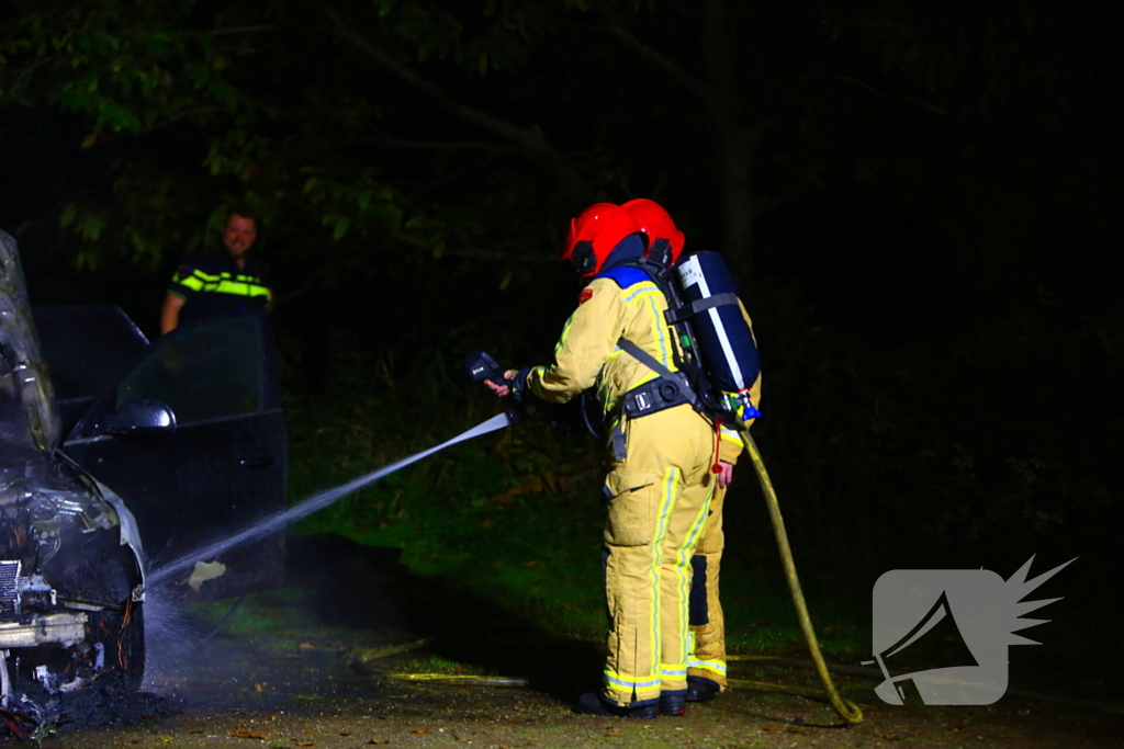 Personenauto zwaar beschadigd door brand