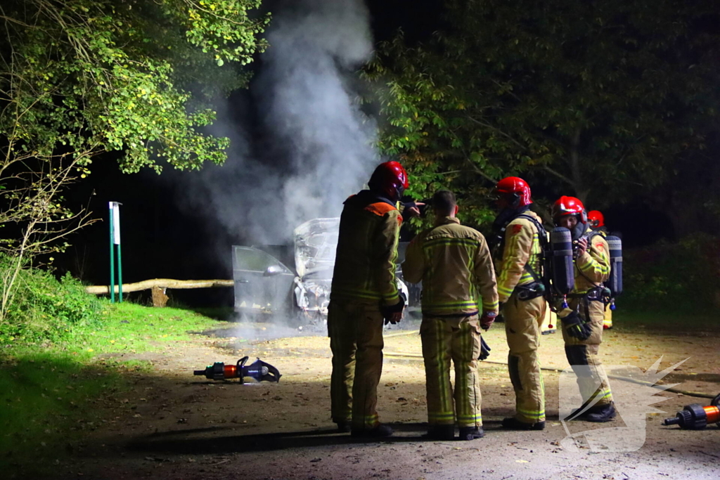 Personenauto zwaar beschadigd door brand