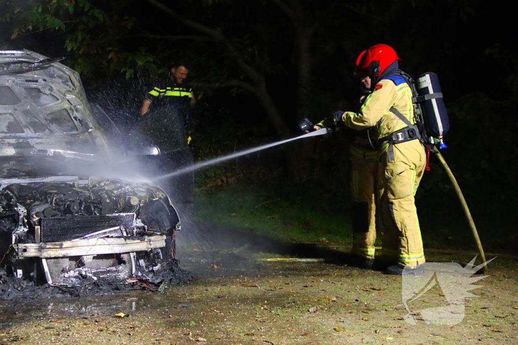 Personenauto zwaar beschadigd door brand