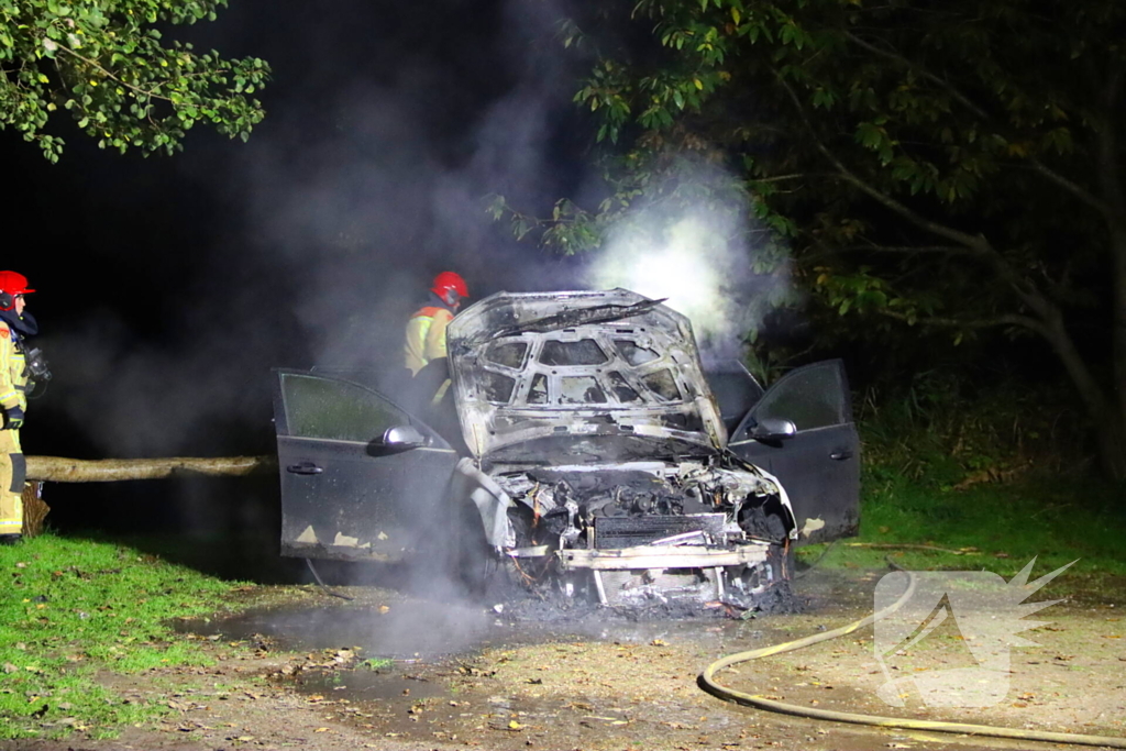 Personenauto zwaar beschadigd door brand