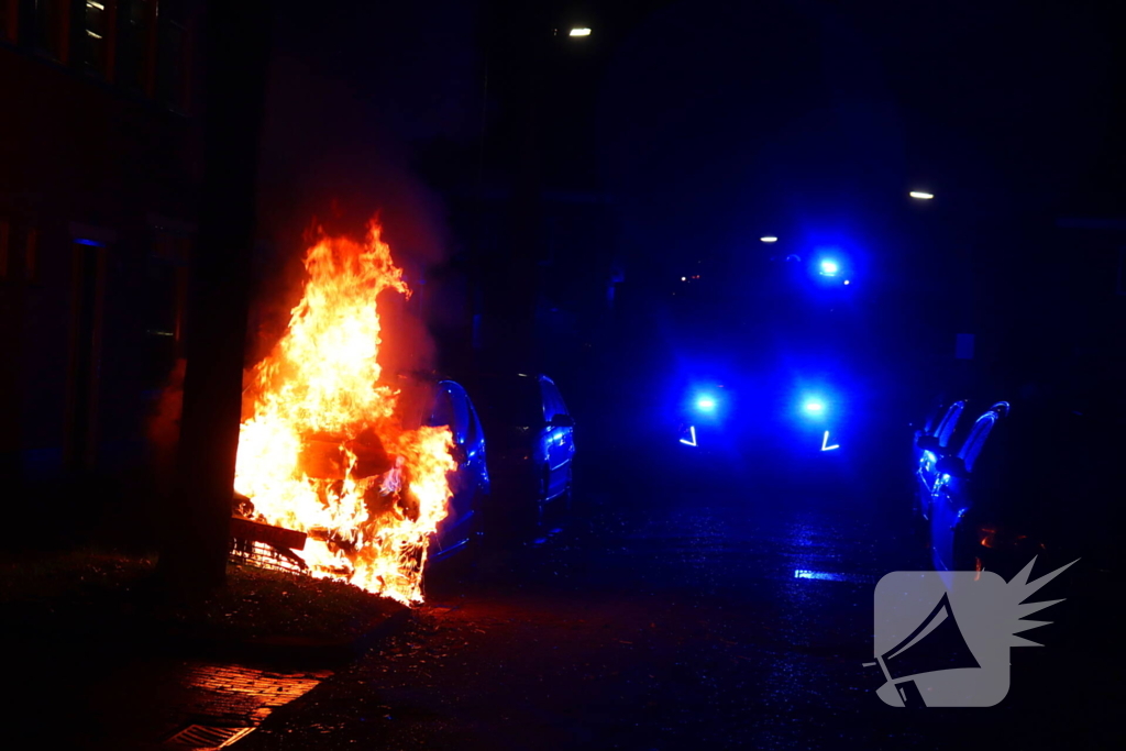 Personenauto gaat in vlammen op