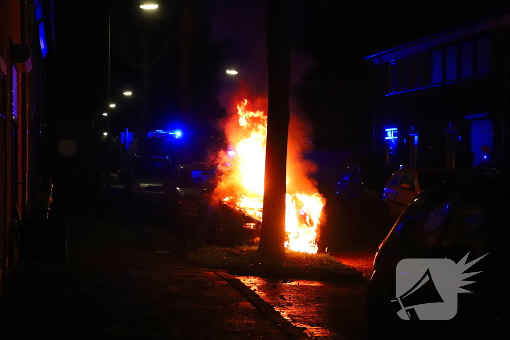 Personenauto gaat in vlammen op