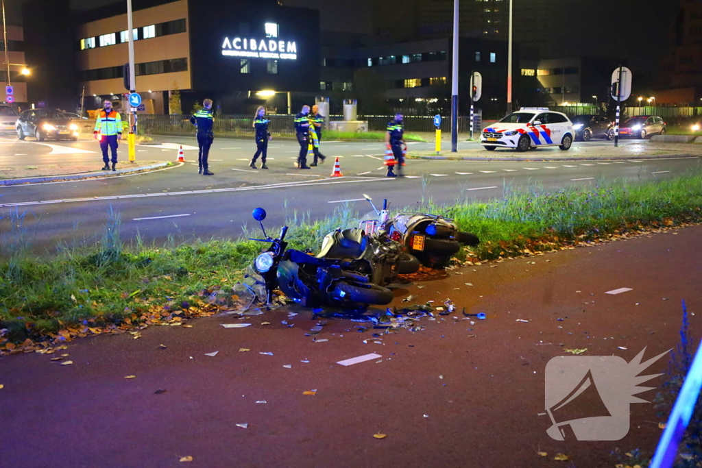 Twee scooterrijders zwaargewond bij aanrijding