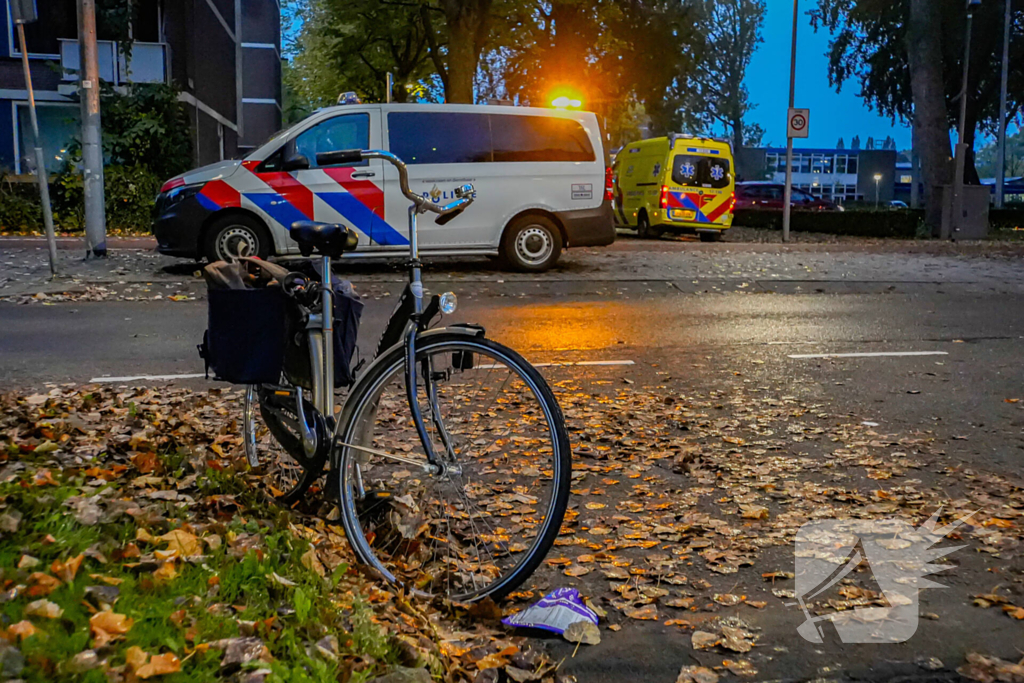 Vrouw op fiets aangereden bij oversteken