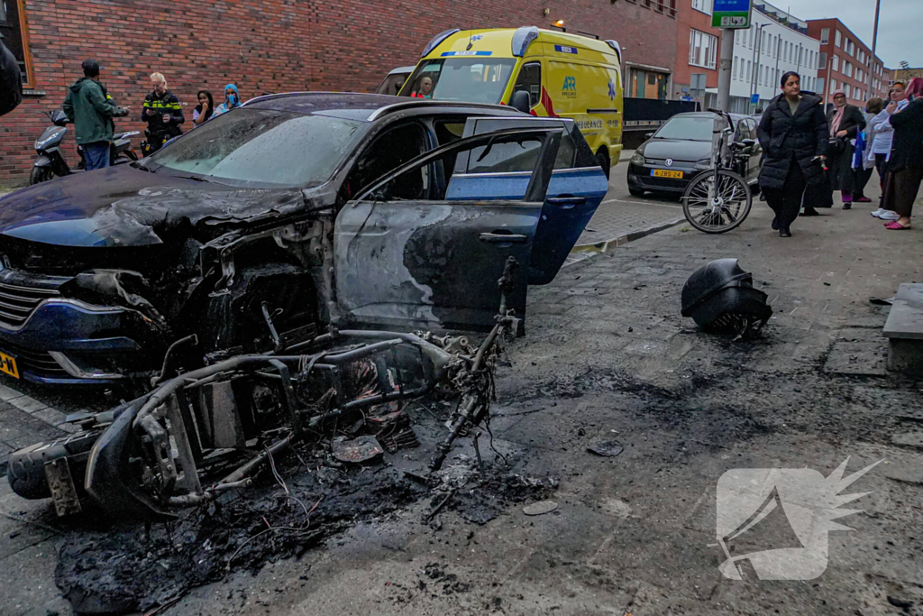 Scooter en auto beschadigd door brand