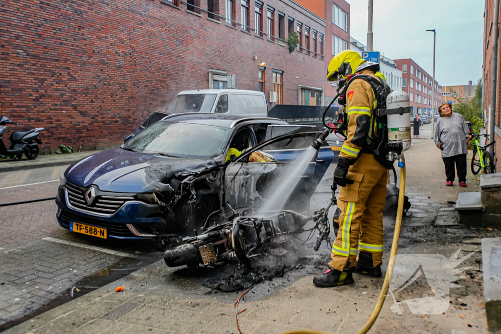 Scooter en auto beschadigd door brand