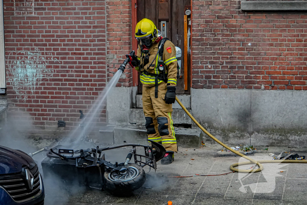 Scooter en auto beschadigd door brand