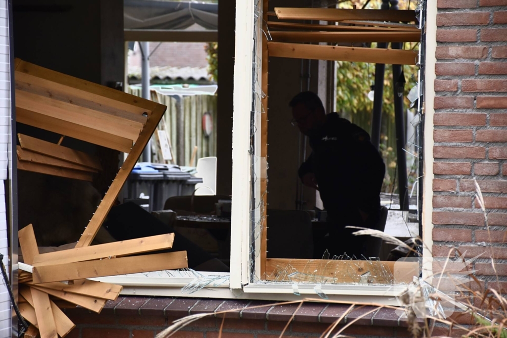 Politie doet onderzoek naar de toedracht van explosie in woning