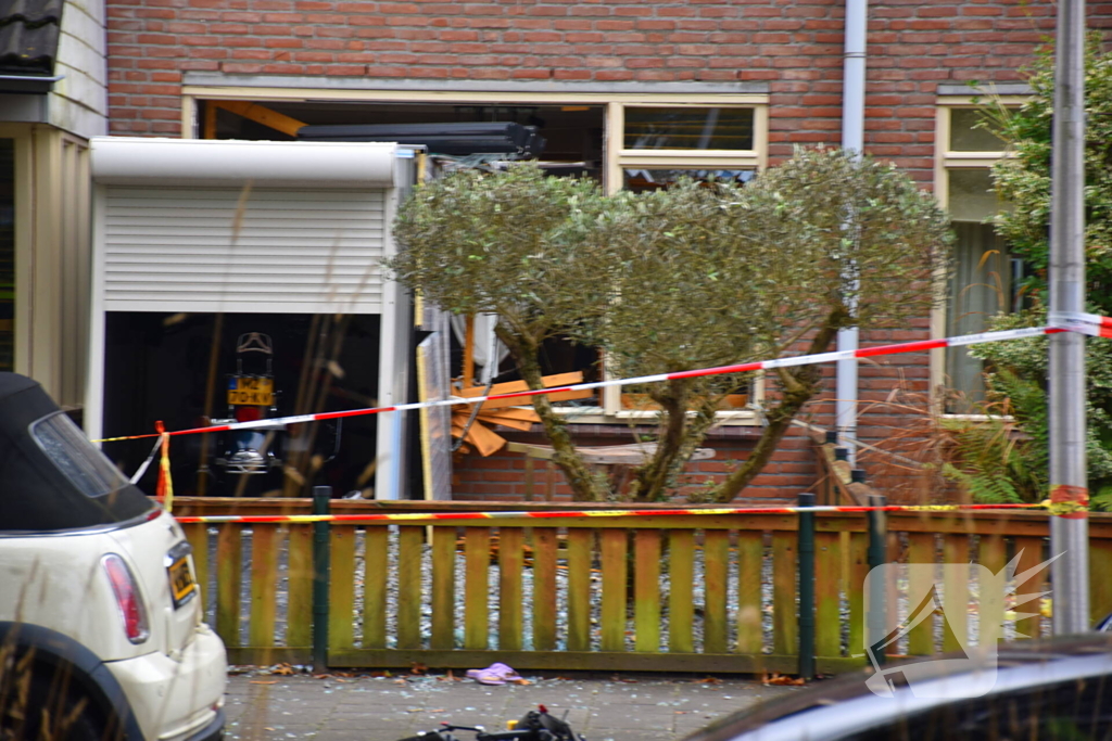 Politie doet onderzoek naar de toedracht van explosie in woning