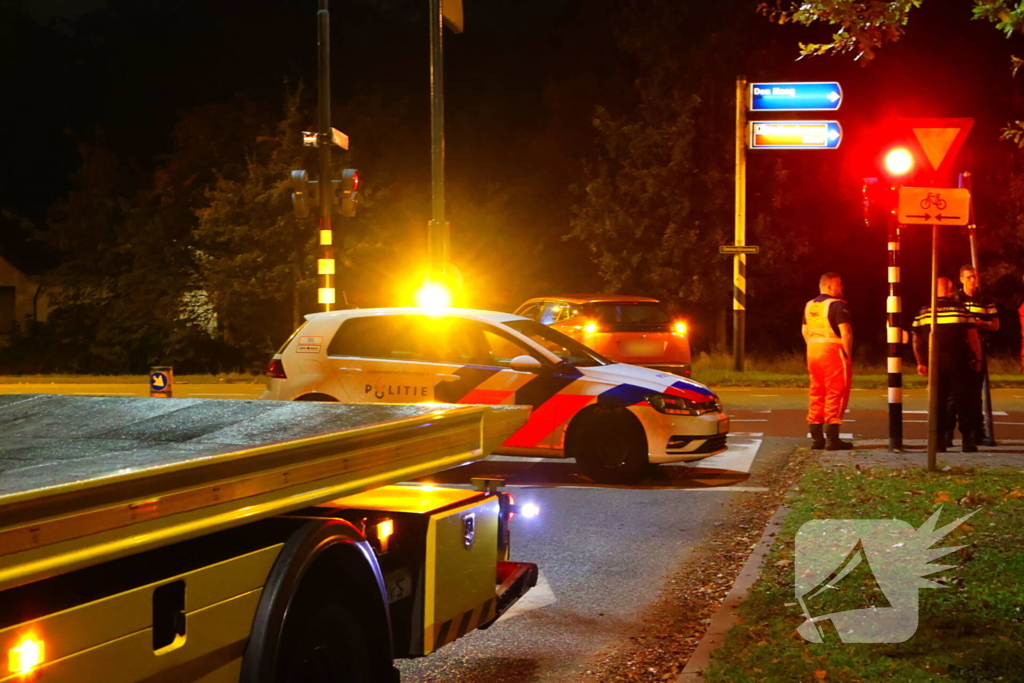 Automobilist knalt tegen verkeerspaal