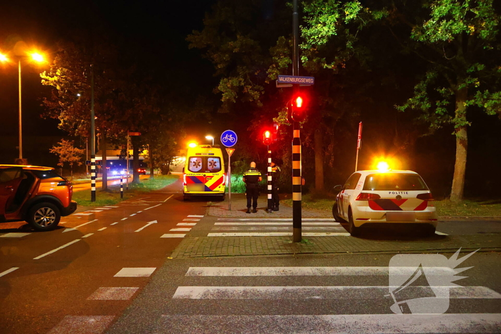 Automobilist knalt tegen verkeerspaal