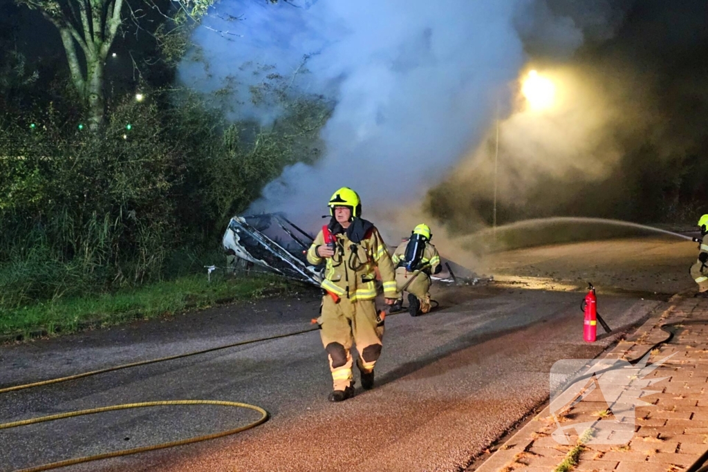 Caravan volledig uitgebrand langs weg