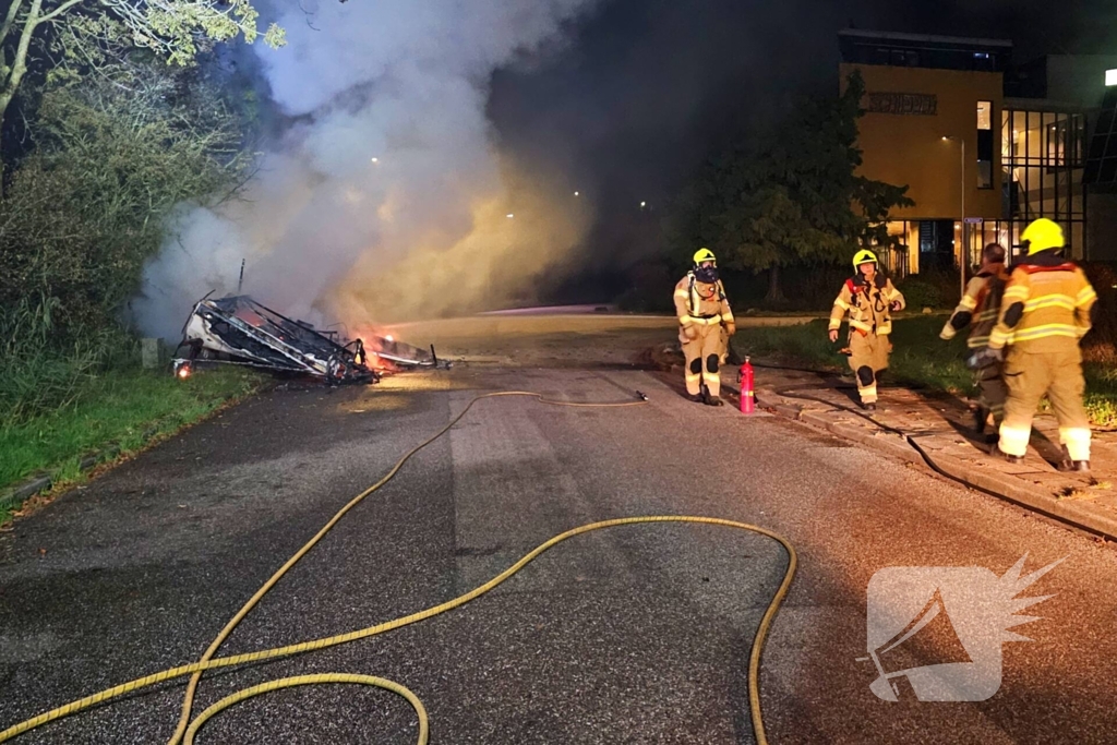 Caravan volledig uitgebrand langs weg