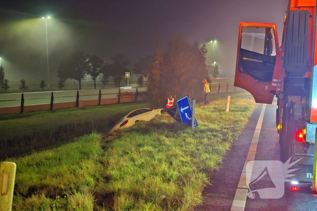 Automobilist belandt naast oprit