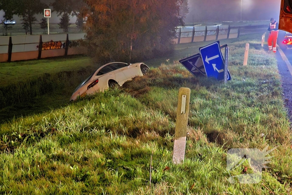 Automobilist belandt naast oprit