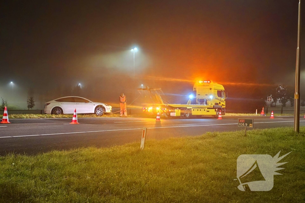 Automobilist belandt naast oprit