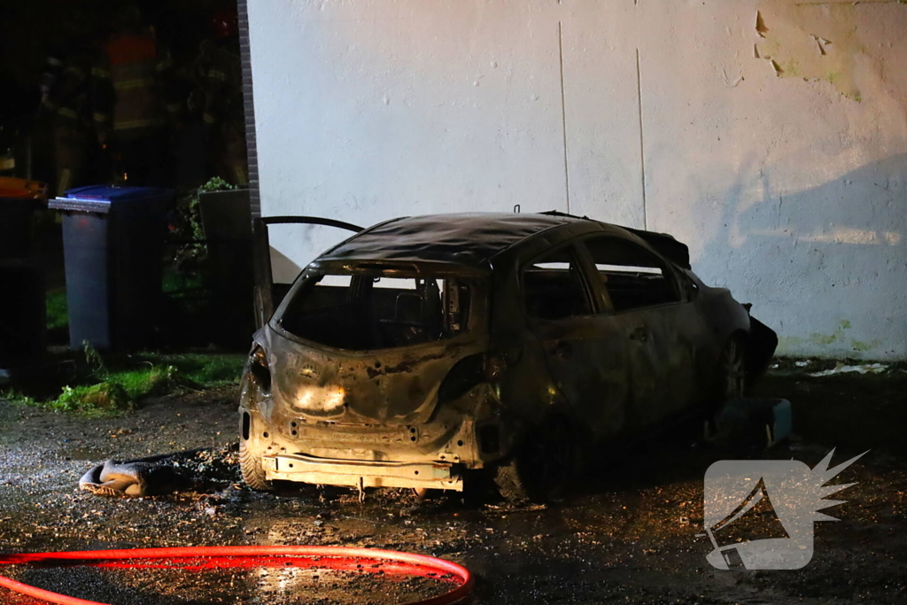 Auto totaal verwoest door brand