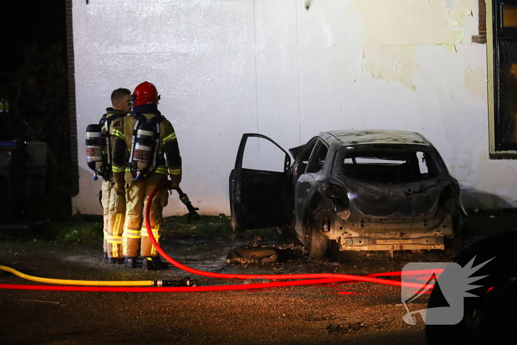 Auto totaal verwoest door brand