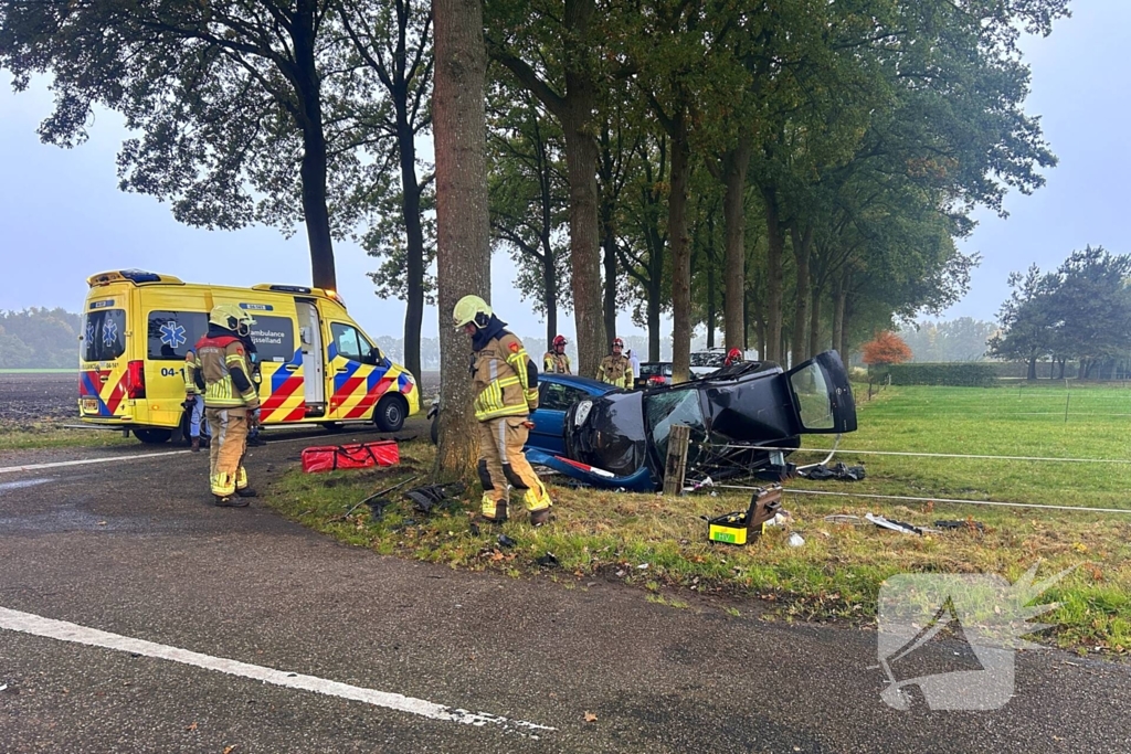 Gewonde en ravage na botsing, auto belandt op zijkant