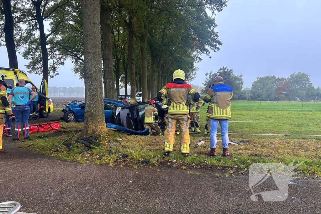 Gewonde en ravage na botsing, auto belandt op zijkant