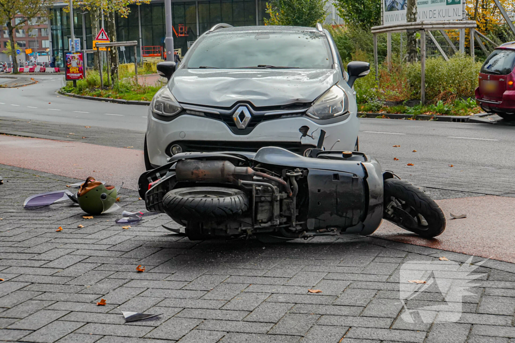 Scooterrijder gewond bij aanrijding met auto