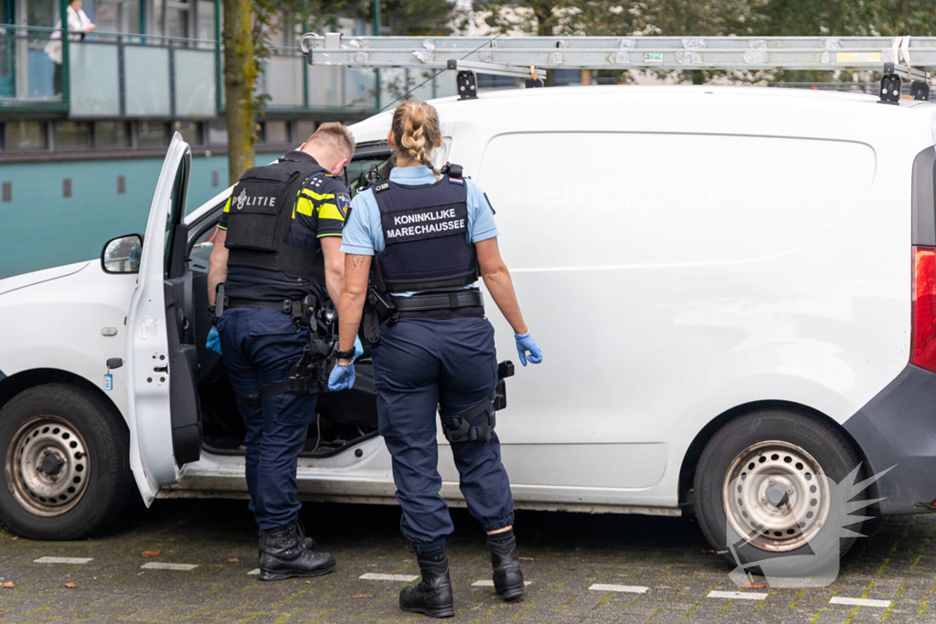 Man aangehouden na conflict bij woning, voertuig doorzocht op mogelijk vuurwapen