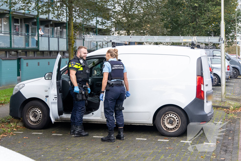 Man aangehouden na conflict bij woning, voertuig doorzocht op mogelijk vuurwapen