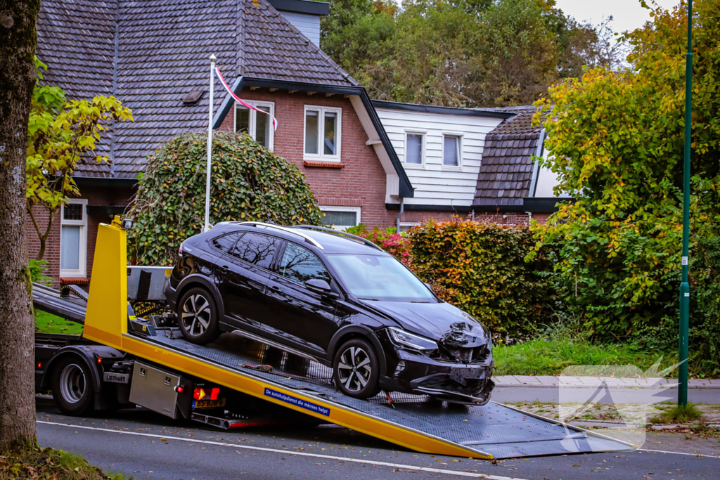 Twee personenwagens botsen op kruispunt