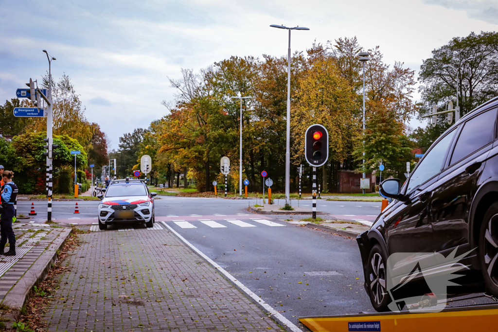 Twee personenwagens botsen op kruispunt