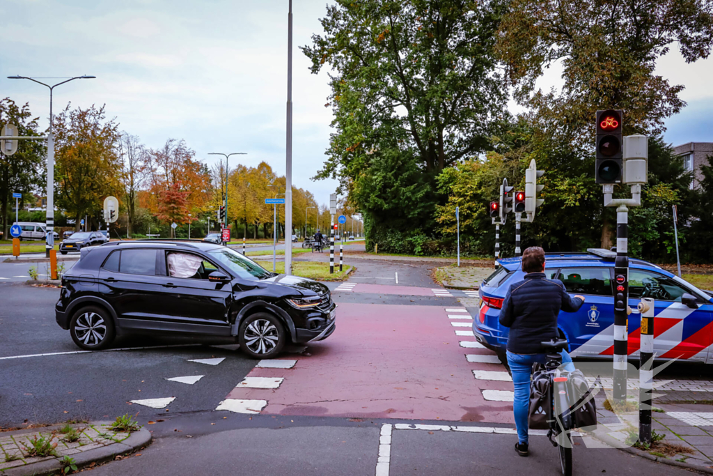 Twee personenwagens botsen op kruispunt