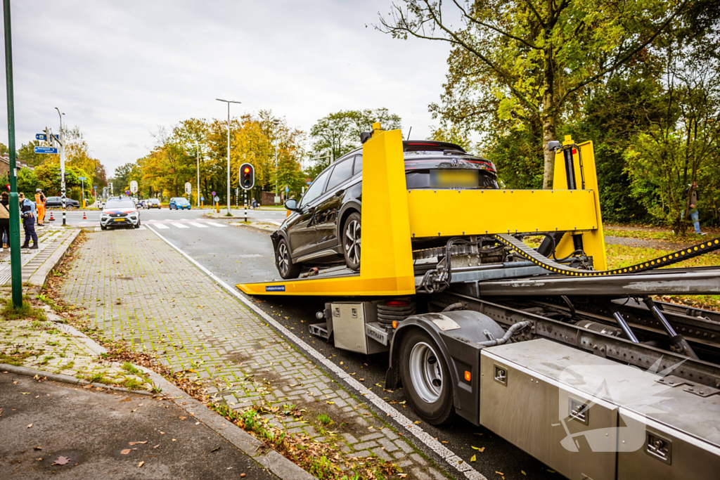 Twee personenwagens botsen op kruispunt