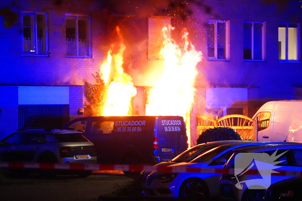 Metershoge vlammen bij uitslaande woningbrand