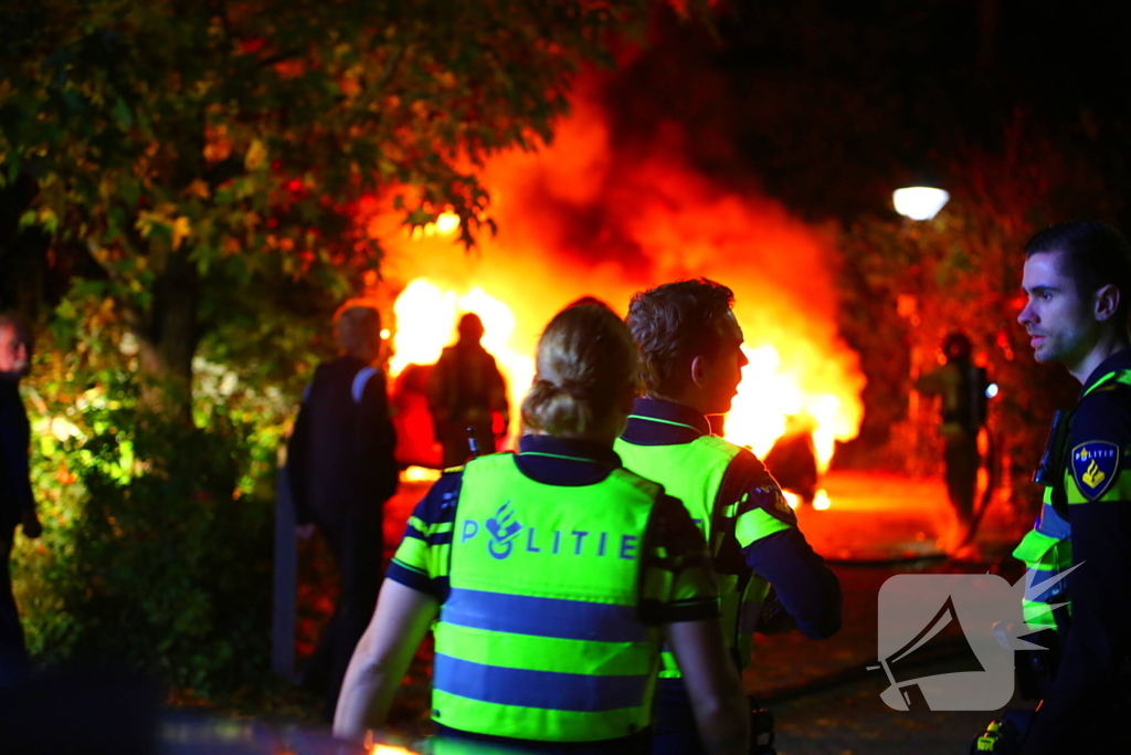 Twee voertuigen door brand verwoest op parkeerplaats